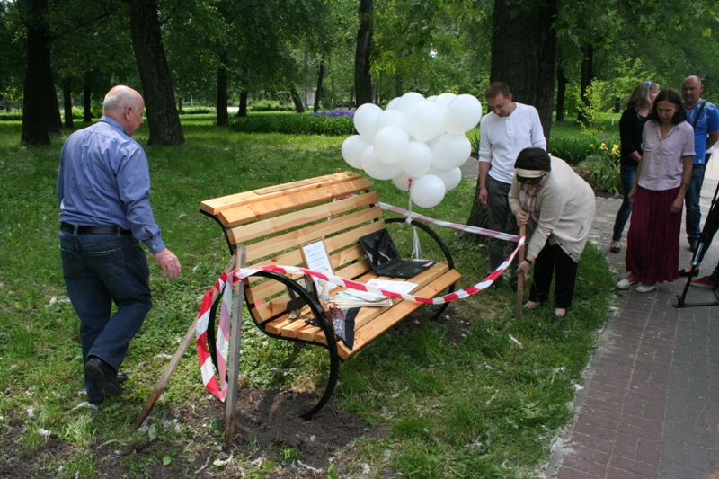 У Запоріжжі відкрили лавочку в пам'ять про померлу волонтерку-інваліда - фото 2