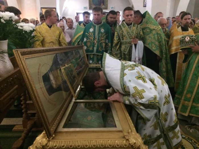 Тисячі людей ідуть до рівненського собору за зціленням (ФОТО) - фото 4