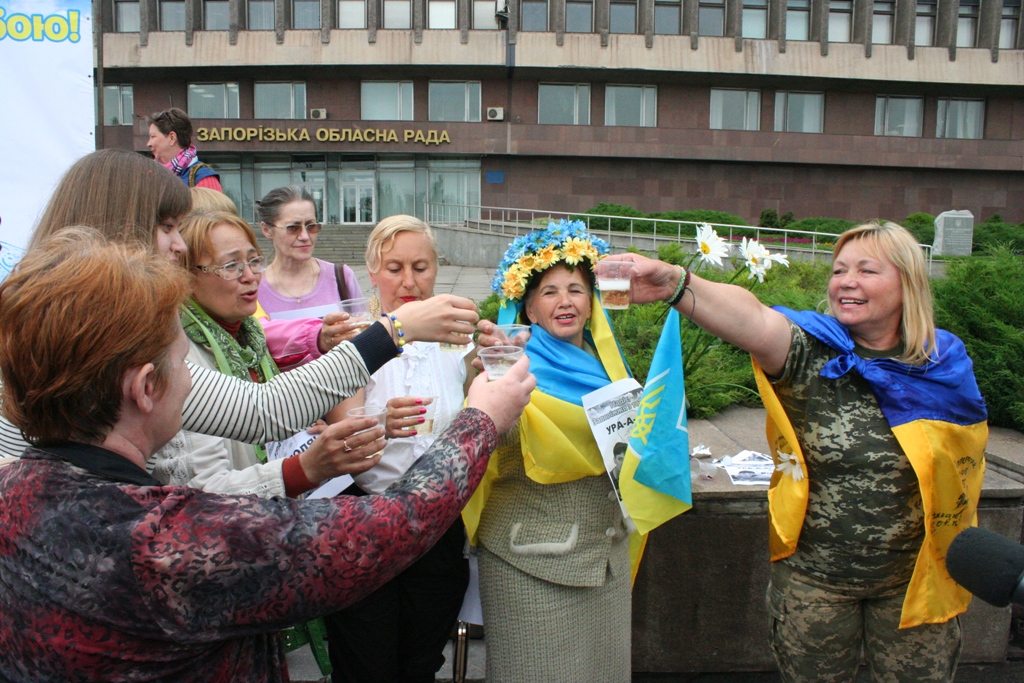 Запоріжці з шампанським свякували повернення Надії Савченко - фото 3