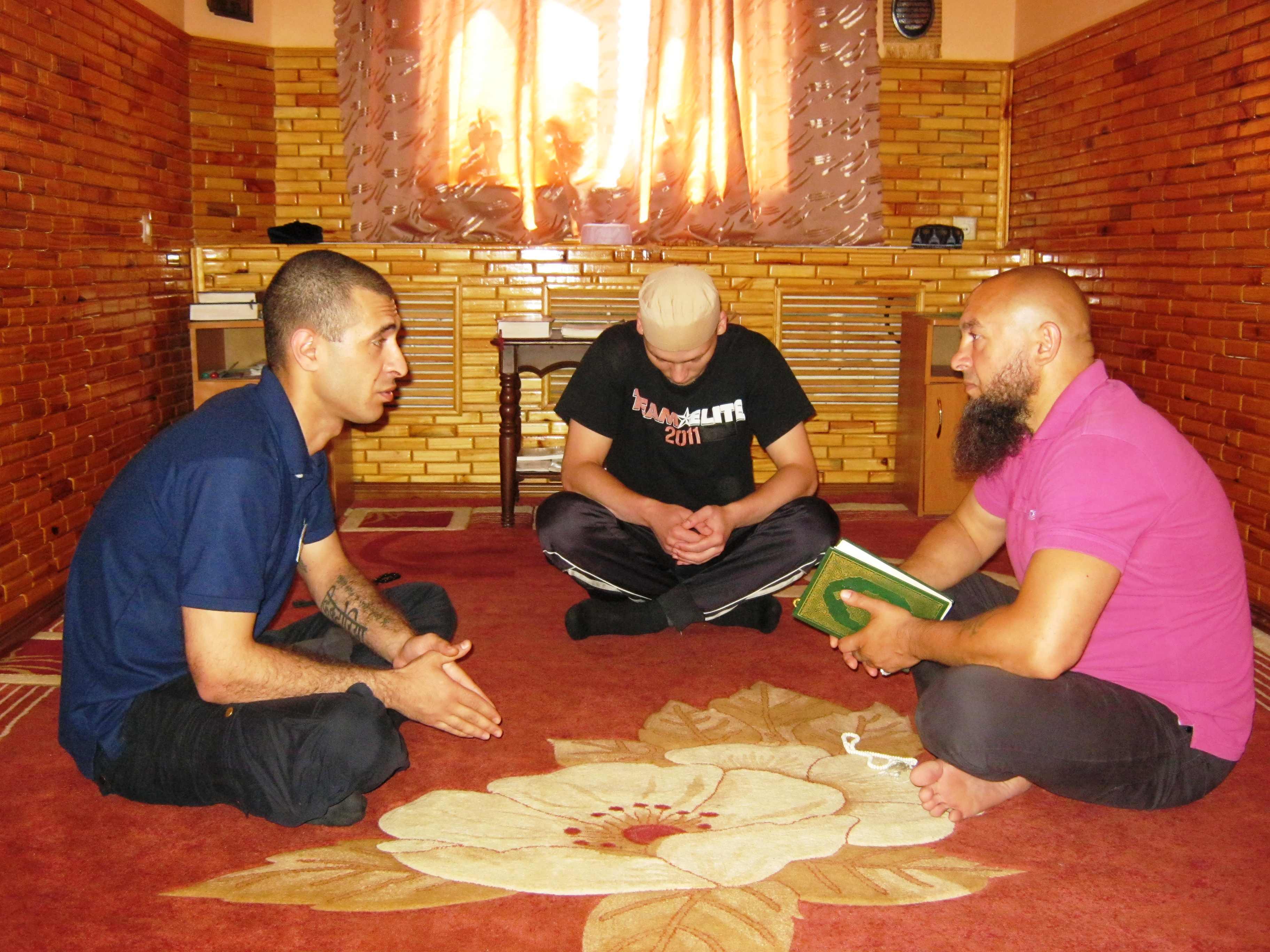 Харківських в’язнів виправляють Кораном - фото 1