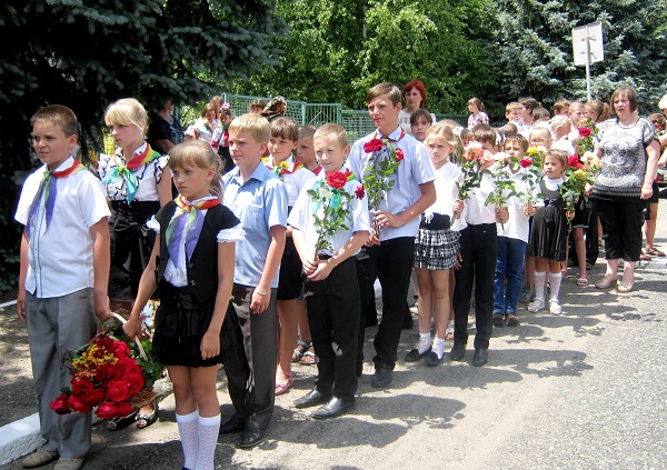 Сотні дніпропетровських шкіл  увічнили захисників України - фото 1