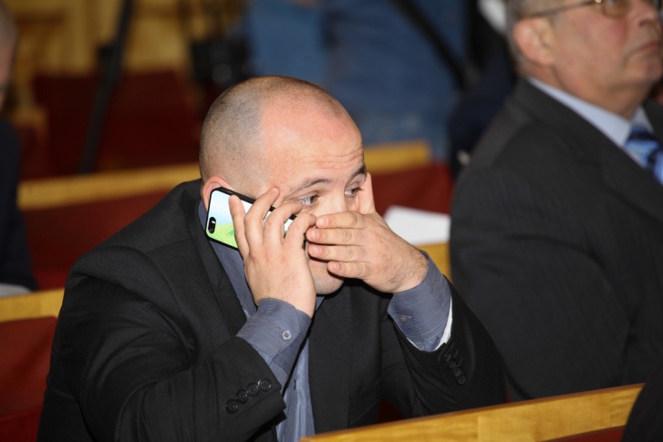 Хто насправді підказує закарпатським депутатам, на яку кнопку тиснути - фото 1 Хто насправді підказує закарпатським депутатам, на яку кнопку тиснути - фото 1