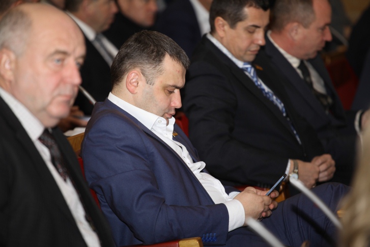 Хто насправді підказує закарпатським депутатам, на яку кнопку тиснути - фото 2 Хто насправді підказує закарпатським депутатам, на яку кнопку тиснути - фото 2