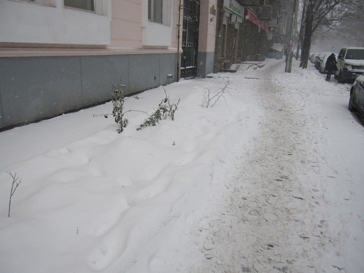 Снігопад в Одесі призвів до заторів в місті і замету тротуарів - фото 4
