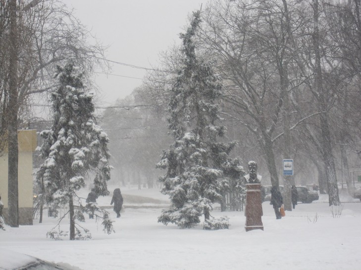 Снігопад в Одесі призвів до заторів в місті і замету тротуарів - фото 2