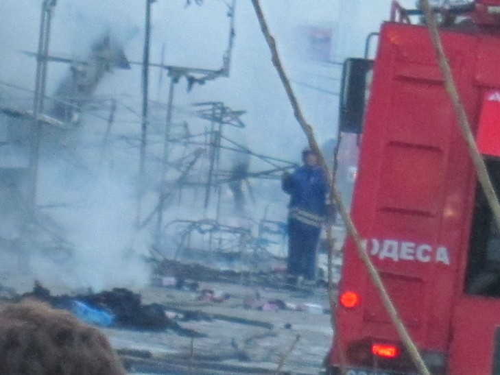 В Одесі пожежа вщент знищила половину ринку - фото 1