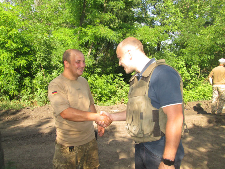 Як полтавські волонтери нагороджували бійців на передовій - фото 12