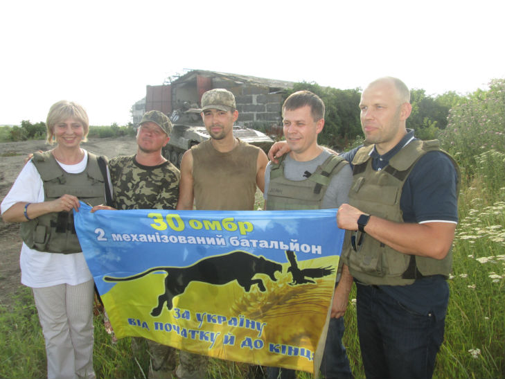 Як полтавські волонтери нагороджували бійців на передовій - фото 6