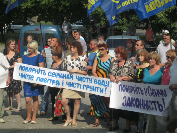 Під Полтавською облрадою мітингують проти тарифів, свинокомплексу і Укравтодору - фото 1