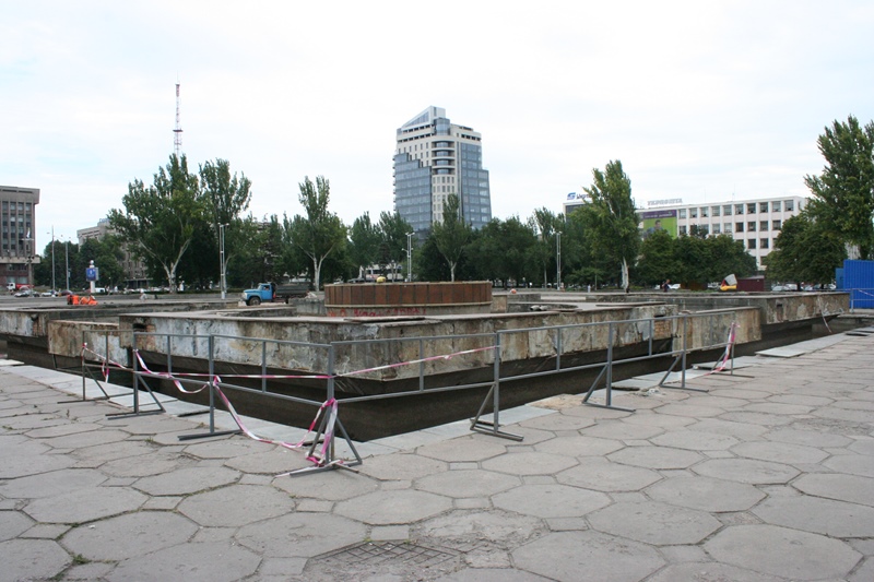 Головний фонтан Запоріжжя ремонтують до свята - фото 1