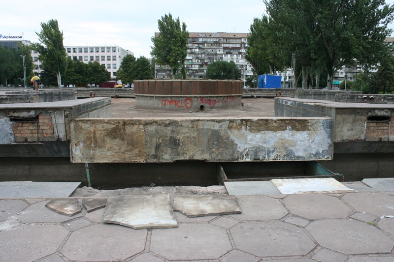 Головний фонтан Запоріжжя ремонтують до свята - фото 2