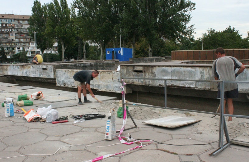 Головний фонтан Запоріжжя ремонтують до свята - фото 4