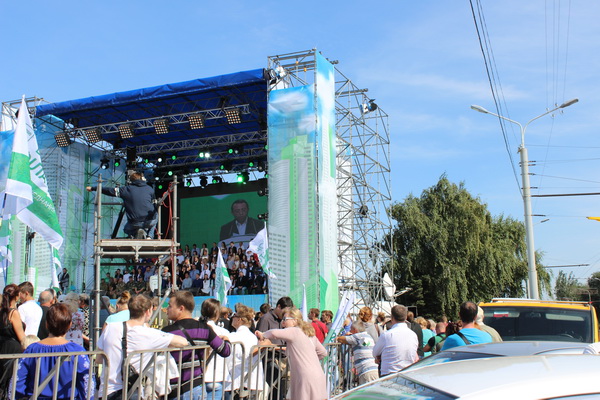 У Дніпропетровську на День міста політики піарились с землі, повітря та води - фото 10