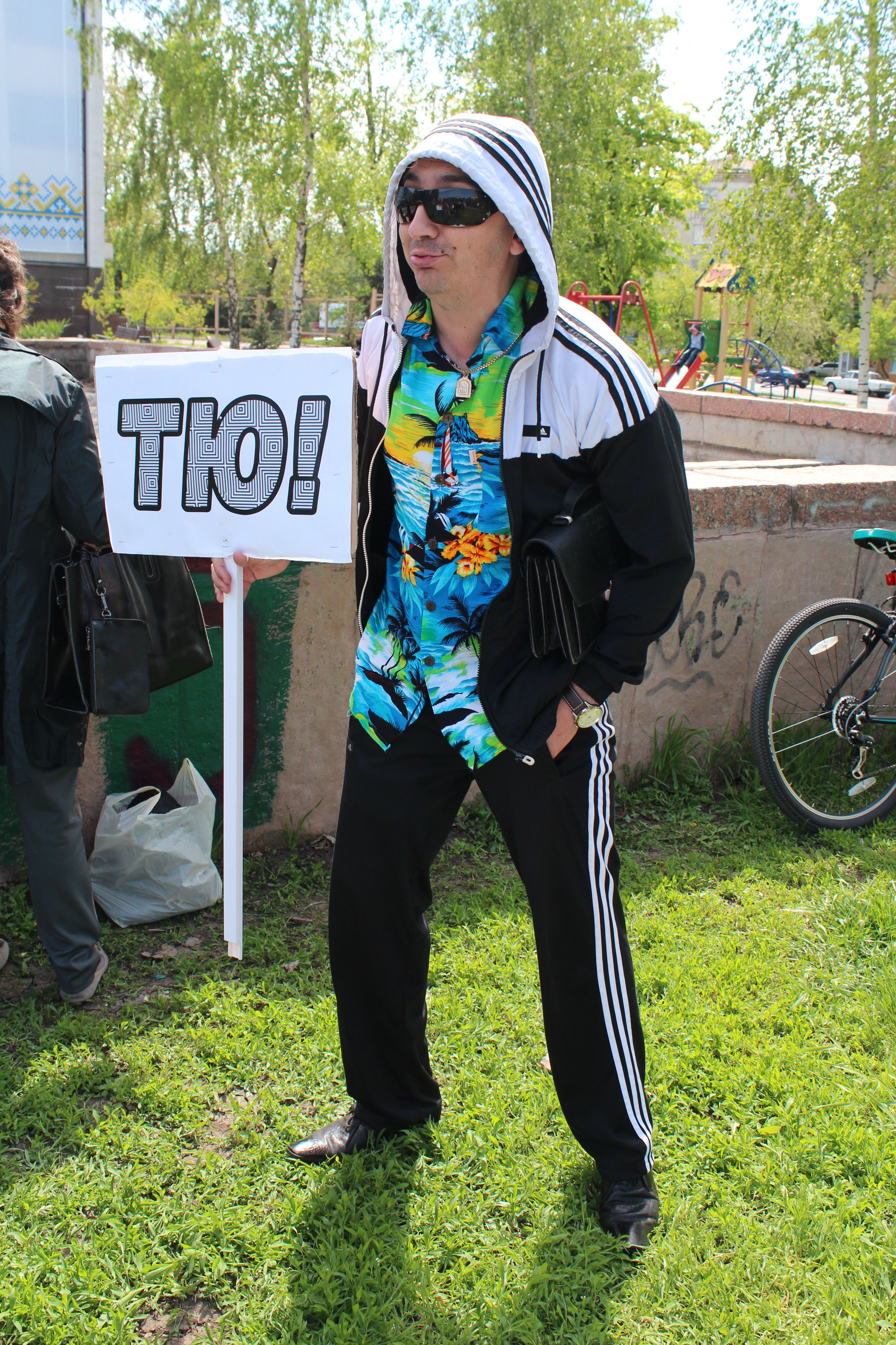 "Однополі фраки": У Маріуполі активісти вийшли на "Монстрацію" (ФОТО, ВІДЕО) - фото 4