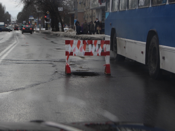 Поки люди стрибають по горам з льоду, міська влада чекає приходу весни