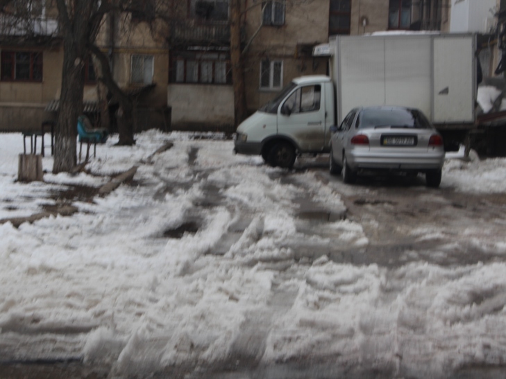 Поки люди стрибають по горам з льоду, міська влада чекає приходу весни