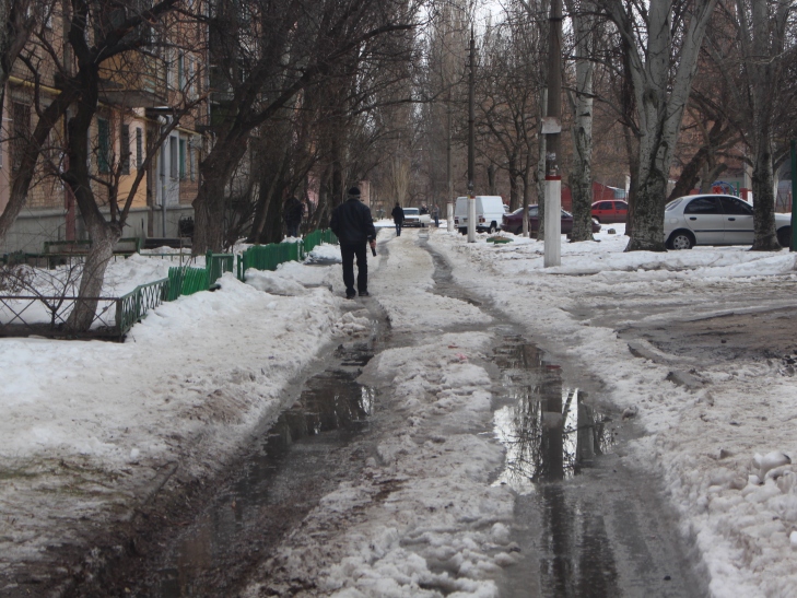 Поки люди стрибають по горам з льоду, міська влада чекає приходу весни