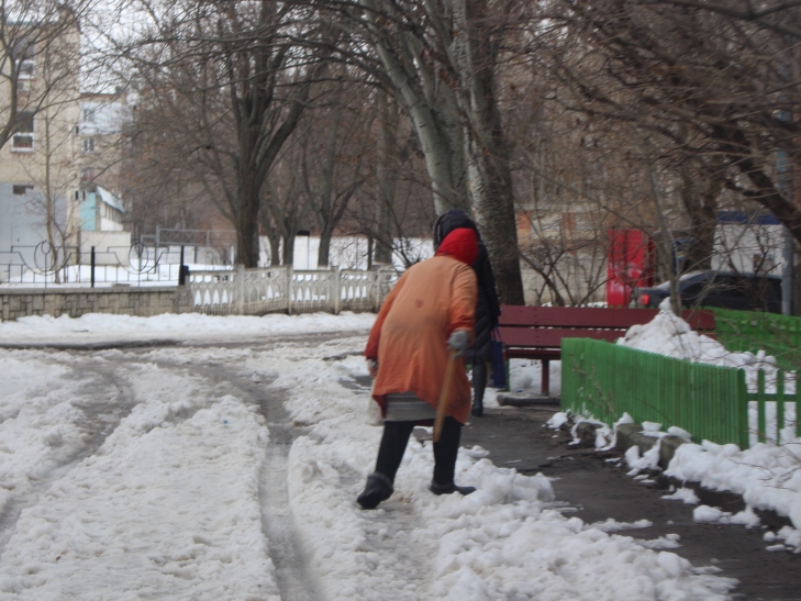 Поки люди стрибають по горам з льоду, міська влада чекає приходу весни - фото 6