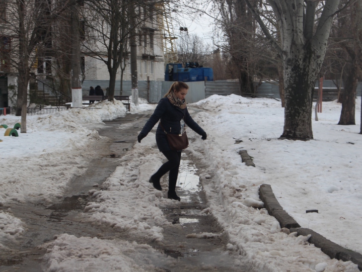 Поки люди стрибають по горам з льоду, міська влада чекає приходу весни - фото 1