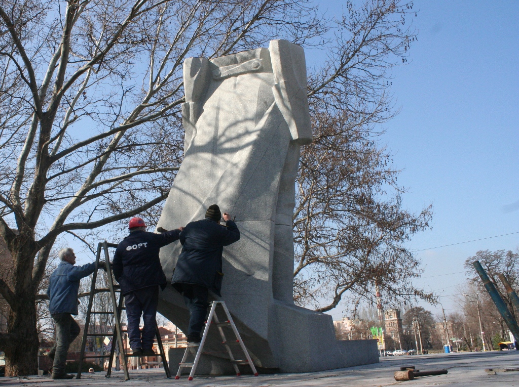 Кат без голови: як у Запоріжжі демонтували пам’ятник Дзержинському