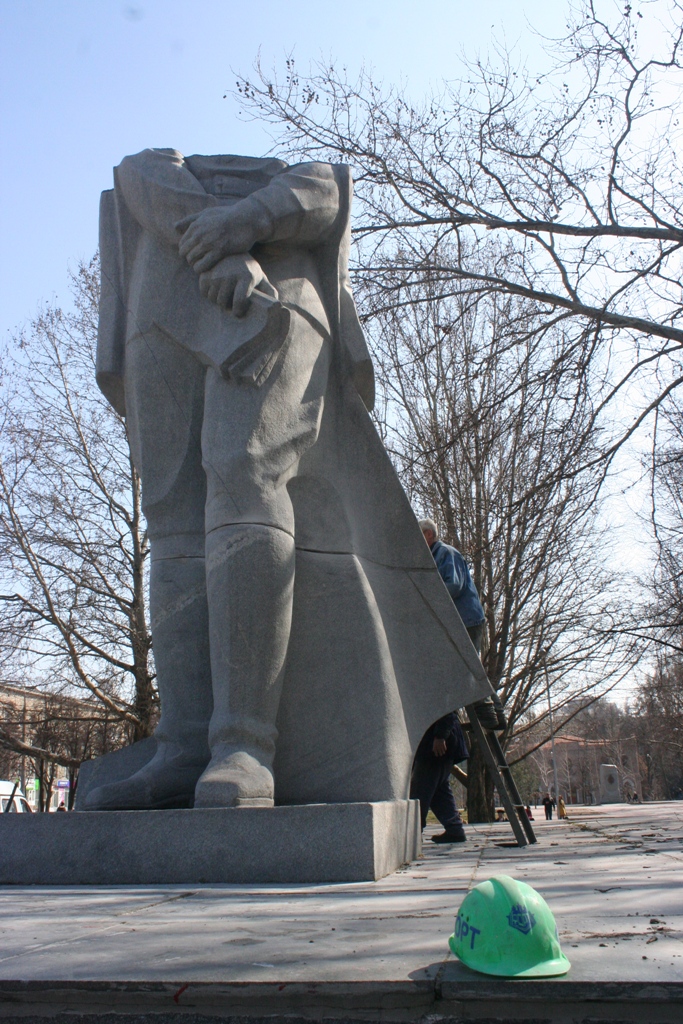 Кат без голови: як у Запоріжжі демонтували пам’ятник Дзержинському