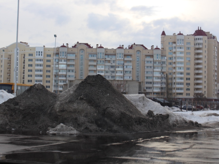 Поки люди стрибають по горам з льоду, міська влада чекає приходу весни