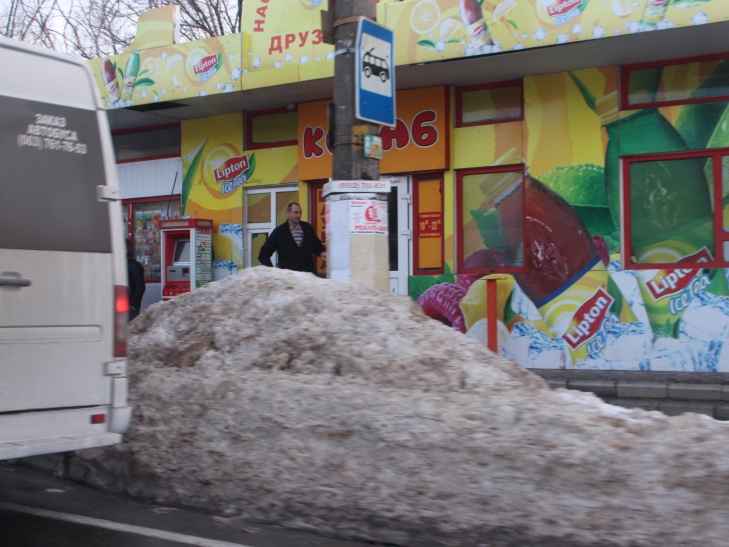 Поки люди стрибають по горам з льоду, міська влада чекає приходу весни - фото 19