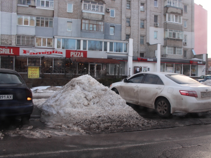 Поки люди стрибають по горам з льоду, міська влада чекає приходу весни - фото 13