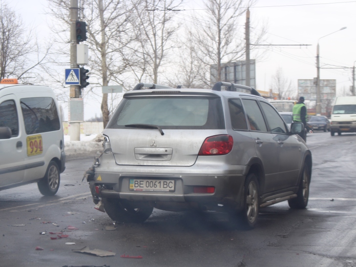 У Миколаєві на виїзді з міста зіштовхнулось одразу чотири автомобілі
