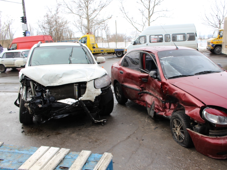 У Миколаєві на виїзді з міста зіштовхнулось одразу чотири автомобілі