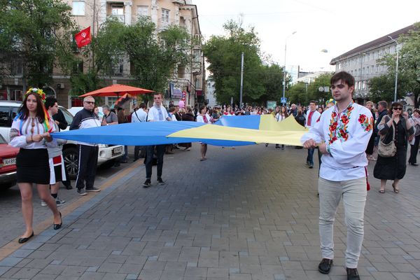 Парад вишиванок у Маріуполі став найбільшим на Донеччині (ФОТО, ВІДЕО) - фото 5