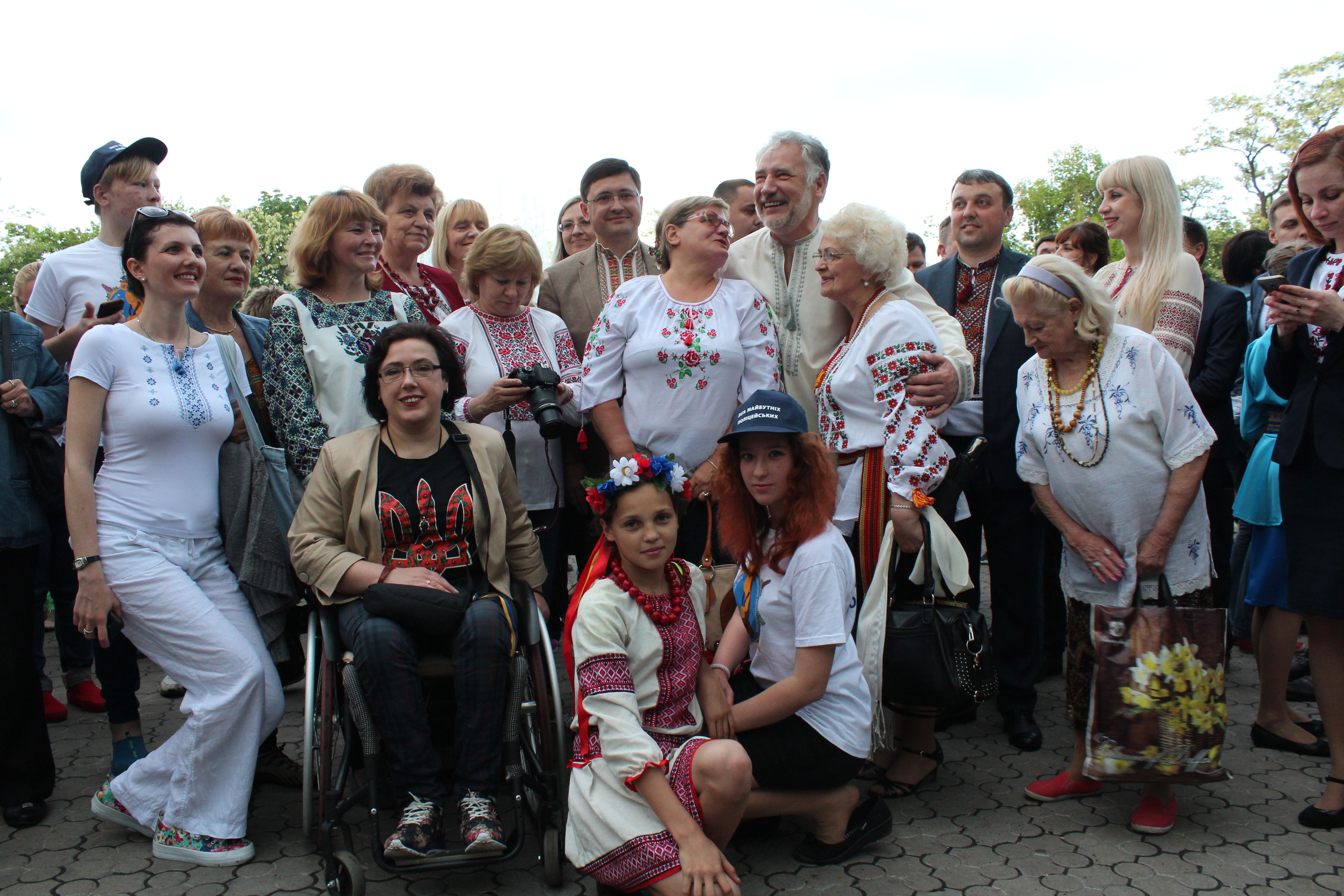 Парад вишиванок у Маріуполі став найбільшим на Донеччині (ФОТО, ВІДЕО) - фото 3