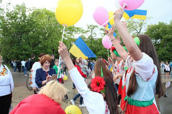 Парад вишиванок у Маріуполі став найбільшим на Донеччині (ФОТО, ВІДЕО) - фото 7