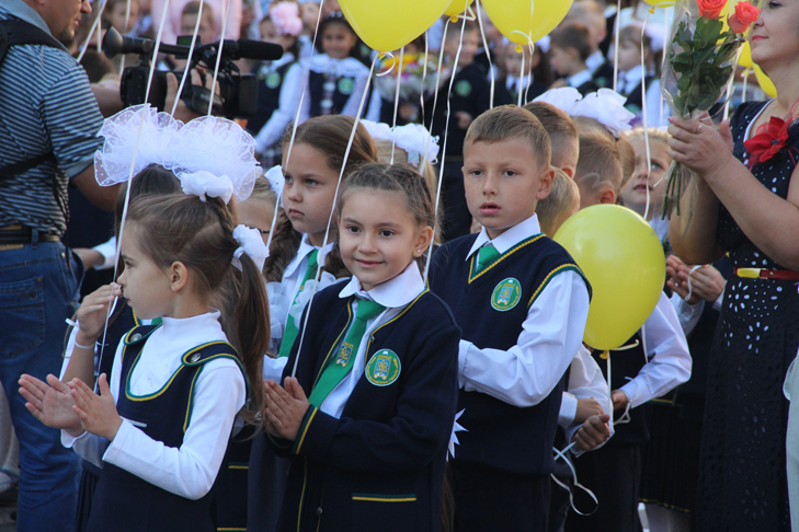 У вінницьких школах пролунав "Перший дзвоник" - фото 11