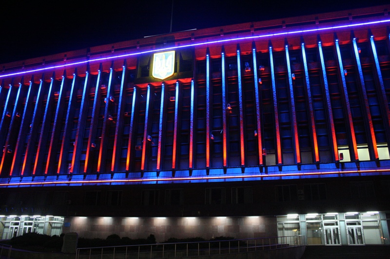 На День Незалежності будівля Запорізької обладміністрації засяяла святковими кольорами - фото 2