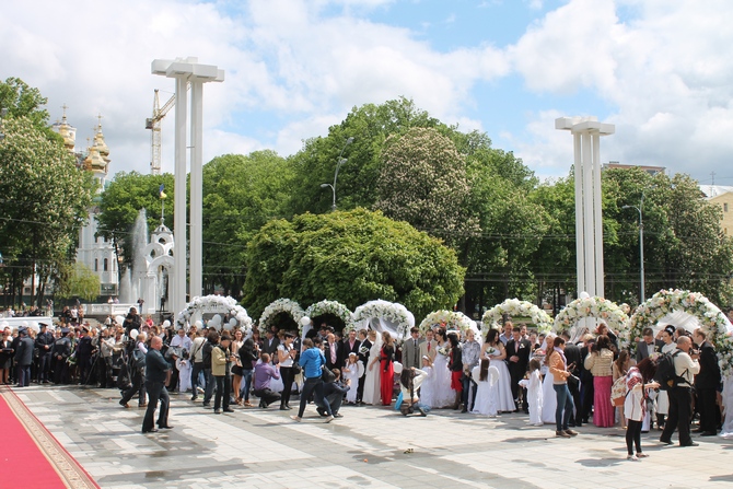 У Харкові пройшла наймасовіша весільна церемонія (ФОТОФАКТ) - фото 4