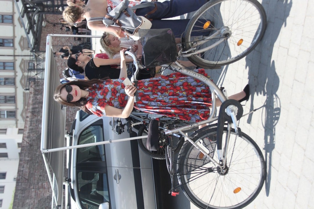 Як франківчанки а-ля Коко Шанель сіли на велосипеди - фото 1