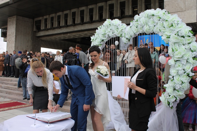 У Харкові пройшла наймасовіша весільна церемонія (ФОТОФАКТ) - фото 2