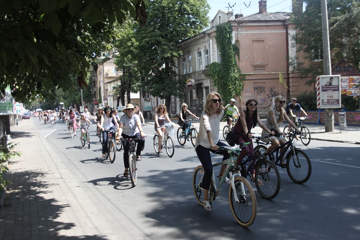Як франківчанки а-ля Коко Шанель сіли на велосипеди - фото 3