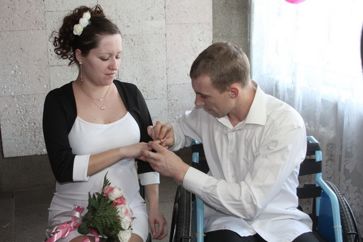 У Дніпропетровську поранений боєць одружився в лікарні - фото 1