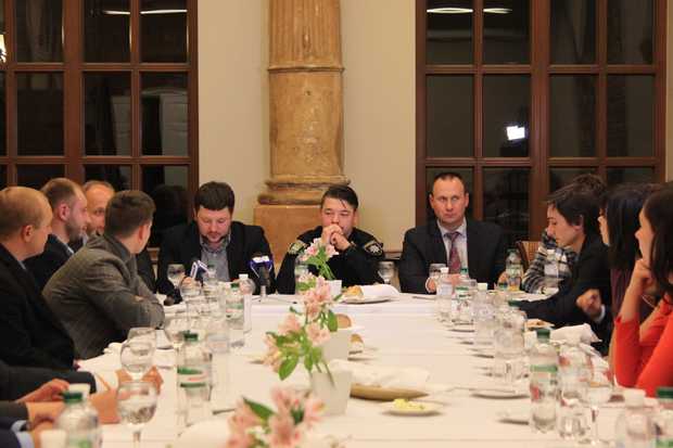 Як головні поліцейський і міліціонер Львова вечеряли у ресторані п'ятизіркового готелю - фото 4