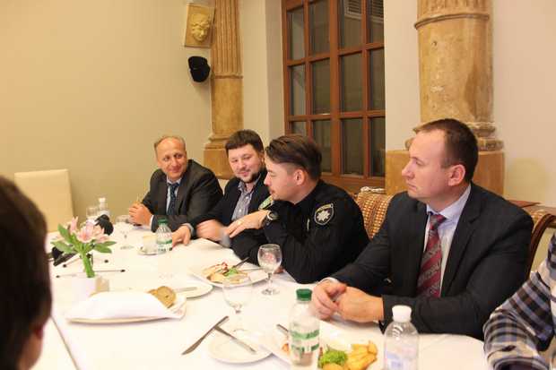 Як головні поліцейський і міліціонер Львова вечеряли у ресторані п'ятизіркового готелю - фото 5