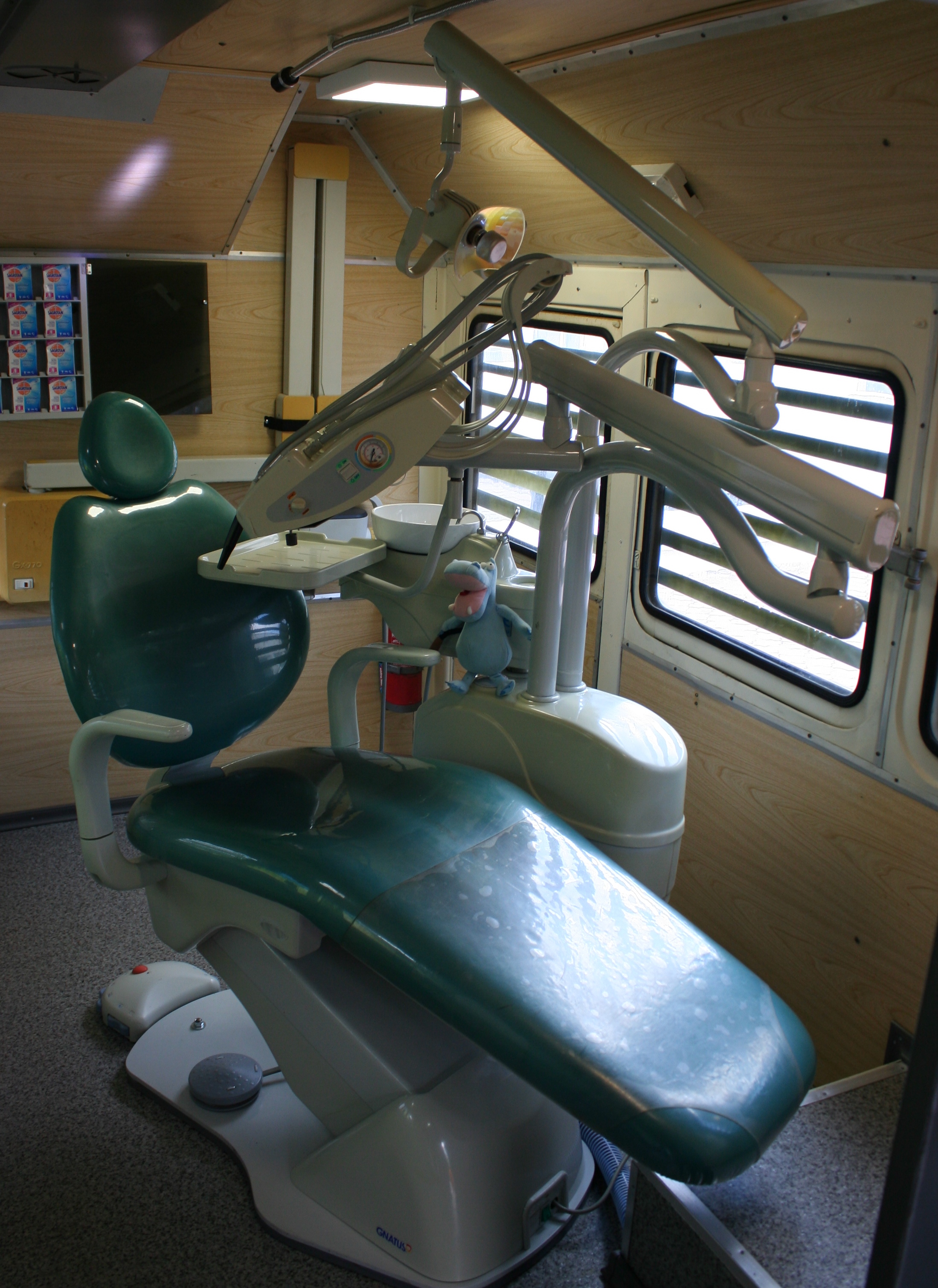 Запорізькі волонтери подарували військовим стоматологію на колесах