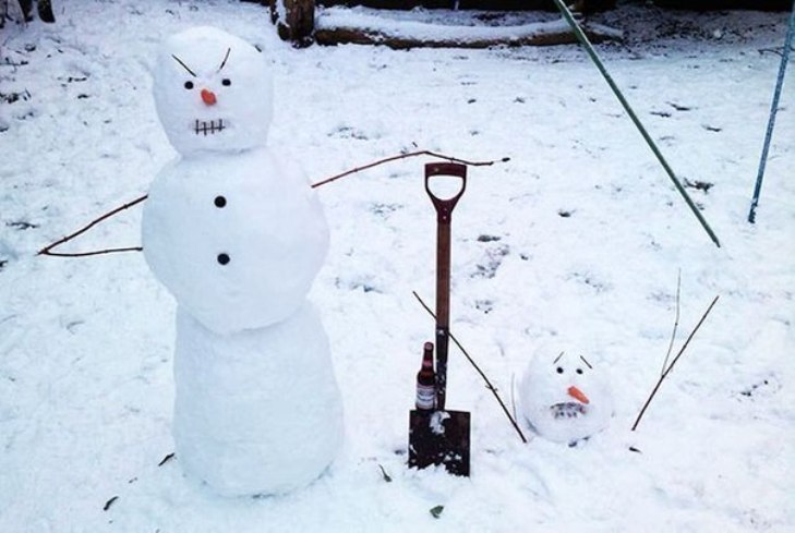 На випадок, якщо випаде сніг: цікаві ідеї для створення сніговиків - фото 8