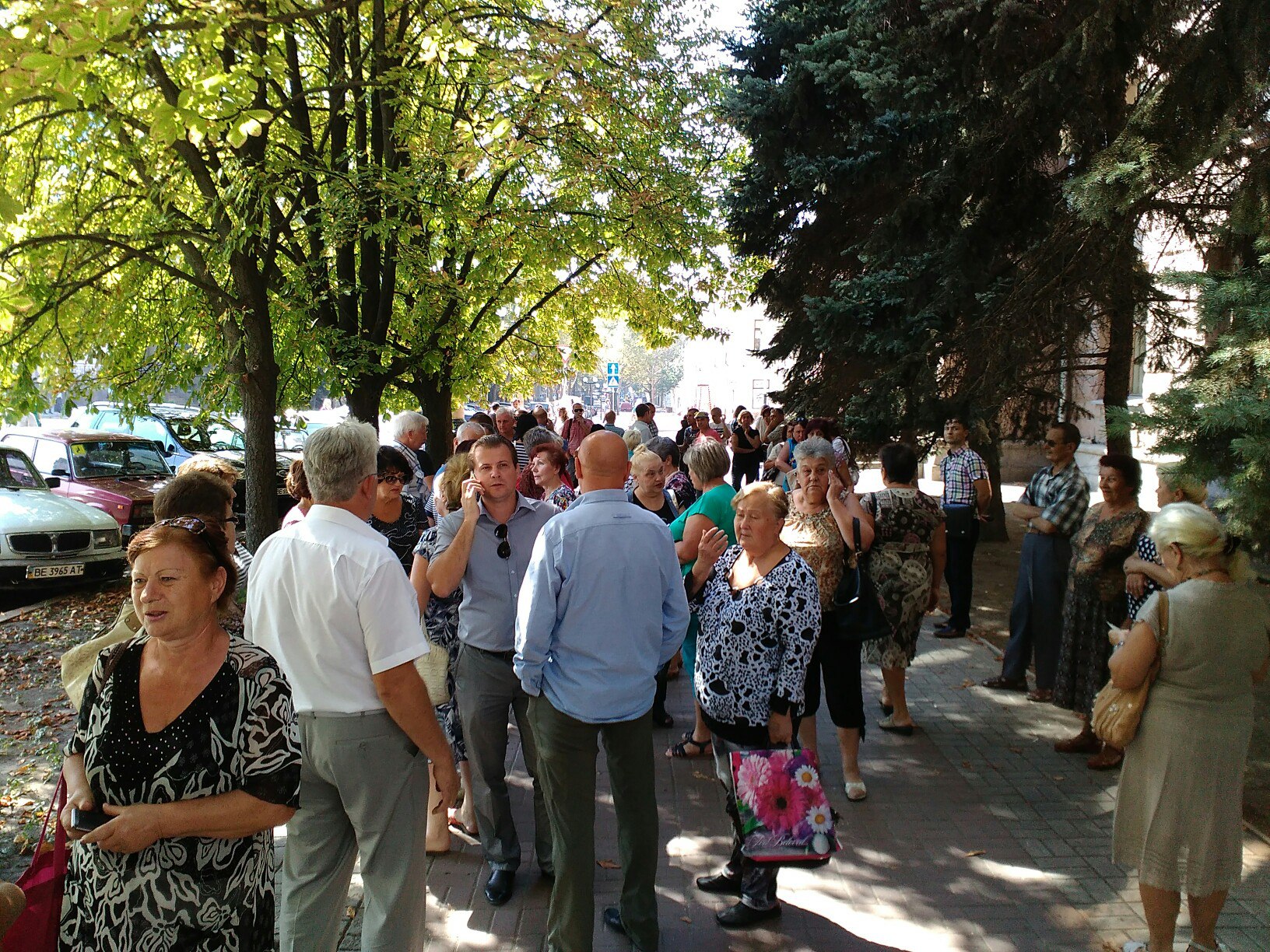 Миколаїв не смітник: городяни пікетують міськраду проти львівських відходів - фото 2