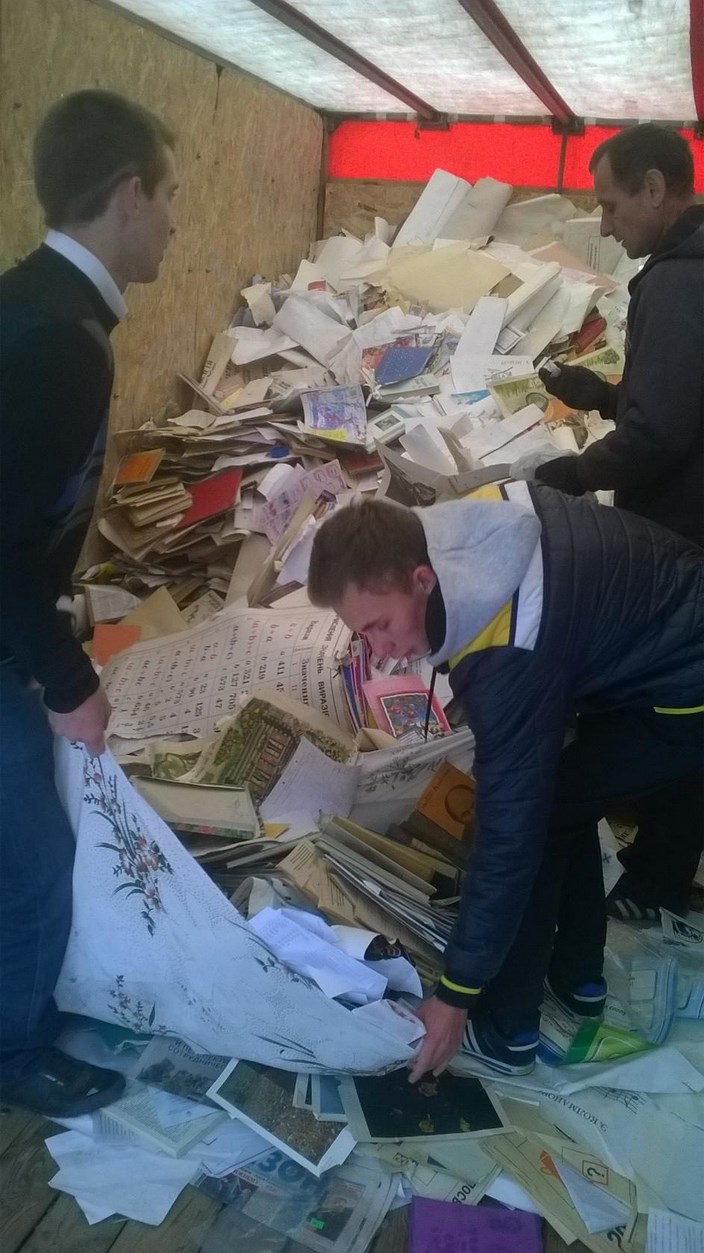 В "ЛНР" школярі здали на макулатуру українські підручники  - фото 6