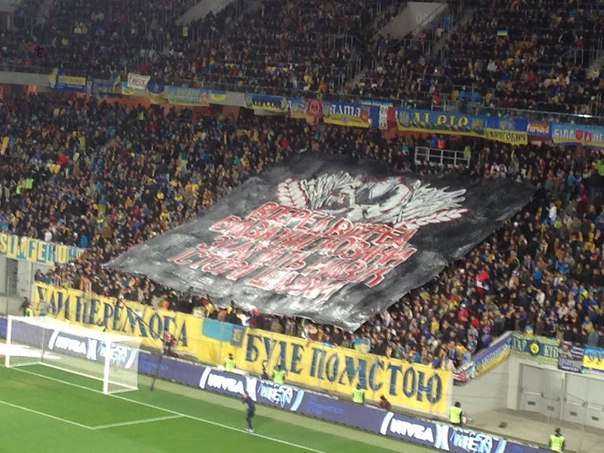 Фанати збірної України вивісили яскравий банер про козаків - фото 1