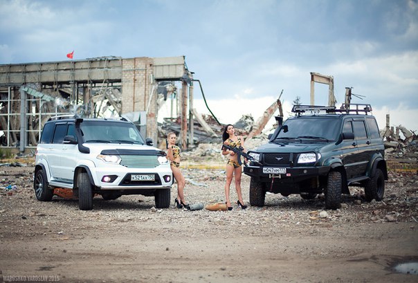 У Луганську бойовики і напівоголені жінки зробили еротичну фотосесію на руїнах аеропорту (ФОТО) - фото 4