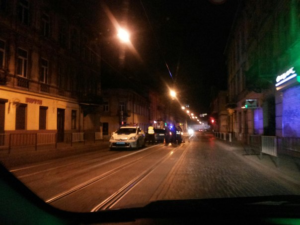 Поліцейські розбили автомобіль в центрі Львова - фото 1