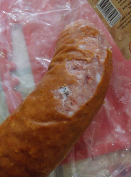 На Росії жінка купила ковбасу з "білетом до пекла" - фото 1